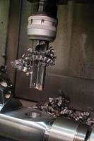 solid stål metall arbetsstycken monterade på spindel chuckar av hög precision cnc automatiska svarvar, 4-axliga svarvar, metallindustri, skärande stål, metall axel bearbetning på en svarv i verkstaden. foto