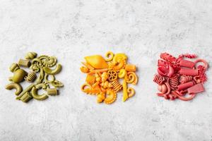 olika färgglada handgjorda pasta kopia utrymme
