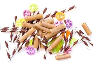 färgglada godis och sockergodis på en vit bakgrund foto