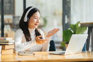 vacker kvinna som bär headset arbetar callcenter. fungerande kundsupporttjänstoperatör. kommunikation i företag, affärsrådgivare koncept. foto