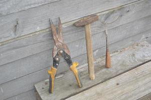 gamla verktyg i boden foto