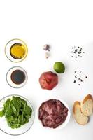 ingredienser för sallad med kycklinglever och spenat vertikalt foto