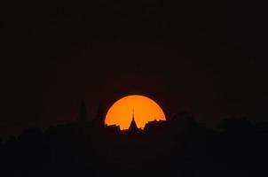 solnedgång bakom doi suthep-templet. foto