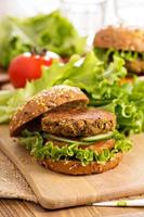 veganska hamburgare med linser och pistashios foto