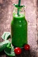 grön detox smoothie på träbord