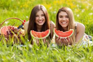 två vackra unga kvinnor på en picknick