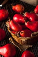 råa organiska röda päron