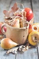 päron och äpplen med höstlöv foto