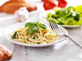 tallrik italiensk spaghetti med pestosås foto
