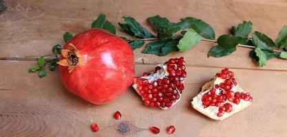granatäpple mogen saftiga frukter på träbordet foto