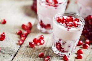 hemlagad yoghurt med granatäpple foto