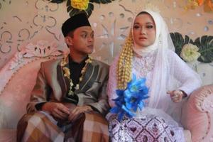 romantisk indonesisk muslimsk brud foto