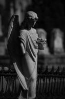 ängelstaty på kyrkogården foto