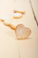 hjärtformade kortbröd valentinkakor foto