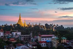 shwedagon i yangon staden myanmar