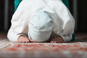 bön vid moskén foto