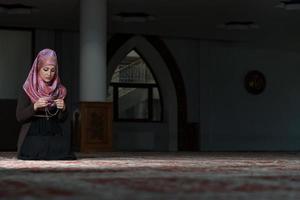 ödmjuk muslimsk bön kvinna foto