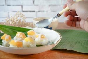 mogen mango klibbigt ris med kokosmjölk autentiska thailändska desserter foto