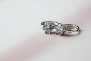 närbild av förlovnings diamantring. kärlek och bröllop koncept. foto