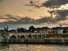 staden Maastricht vid floden Maas foto