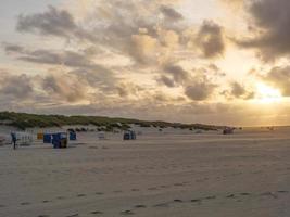 solnedgång på stranden i juist foto