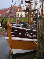 greetsiel vid den tyska nordsjökusten foto