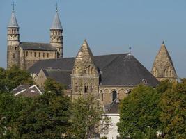 staden Maastricht vid floden Maas i Nederländerna foto