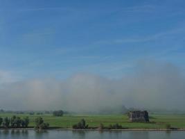 floden rhen nära wesel på morgonen foto