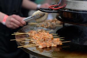 laga räkor, räkspett på grillen på street food festival - närbild foto