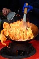 en kock lagar kinesisk mat på en street food festival. foto