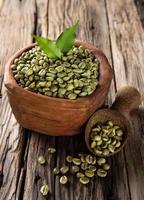 gröna kaffebönor i träskål foto