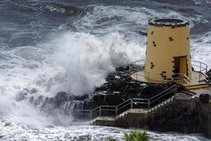 funchal, madeira, portugal, 2008. tropisk storm slår i utsiktstornet foto