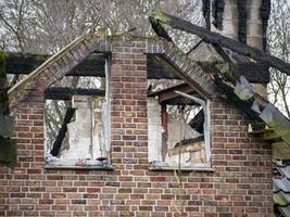 utbränd takstol på oanvänt bostadshus foto