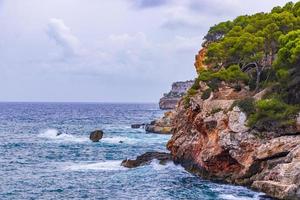 panorama drönare skott av bukten i cala santanyi, mallorca, spanien. foto