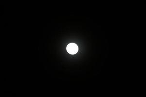 fullmåne på natten. vit rund form på svart bakgrund. foto