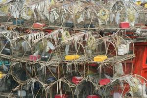 Utrustning finns på fiskarbåtsfabrikat av bambu och vanlig stil, utrustningen använder fånga fiskar i havet, chonburi-provinsen, thailand. foto