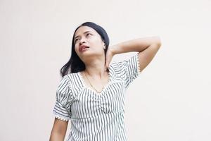 asiatisk kvinna har ont i nacken foto