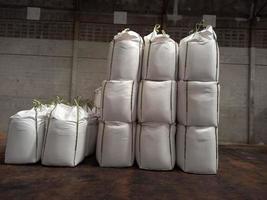 kemisk gödning produktlagret är packat i säckar, staplat på lagret, i väntan på leverans. foto
