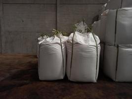 kemisk gödning produktlagret är packat i säckar, staplat på lagret, i väntan på leverans. foto