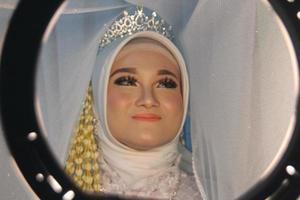 vacker indonesisk muslimsk brud. foto