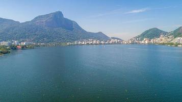 Flygfoto över havsvattensjön Rodrigo de freitas lagun i staden Rio de Janeiro. du kan se statyn av Kristus återlösaren i bakgrunden. foto