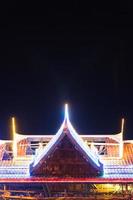 blinkande ljus på takets tempel. foto