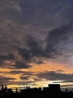 mycket vacker skymningshimmel, en blandning av orange och blå färger. vacker utsikt över kvällshimlen. moln, himmel och regnbåge som pryder atmosfären på eftermiddagen. kvällsvy i jakarta. fläck foto