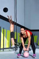 gym gym kettlebell kvinna och vägg boll man