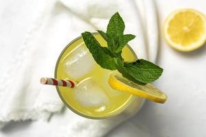 färsk lemonad eller mojito cocktail med citron, mynta och is foto