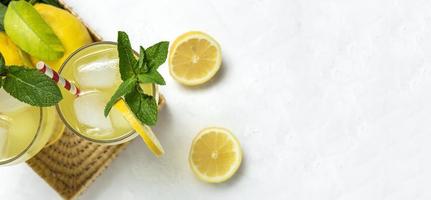 färsk lemonad eller mojito cocktail med citron, mynta och is foto