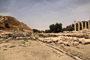 en utsikt över den antika romerska staden beit shean i Israel foto