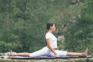 kvinna som gör yoga i naturen