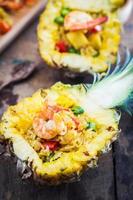 ananas stekt risräka på träbord foto