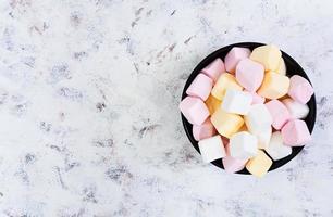 marshmallow på vit bakgrund. toppvy foto